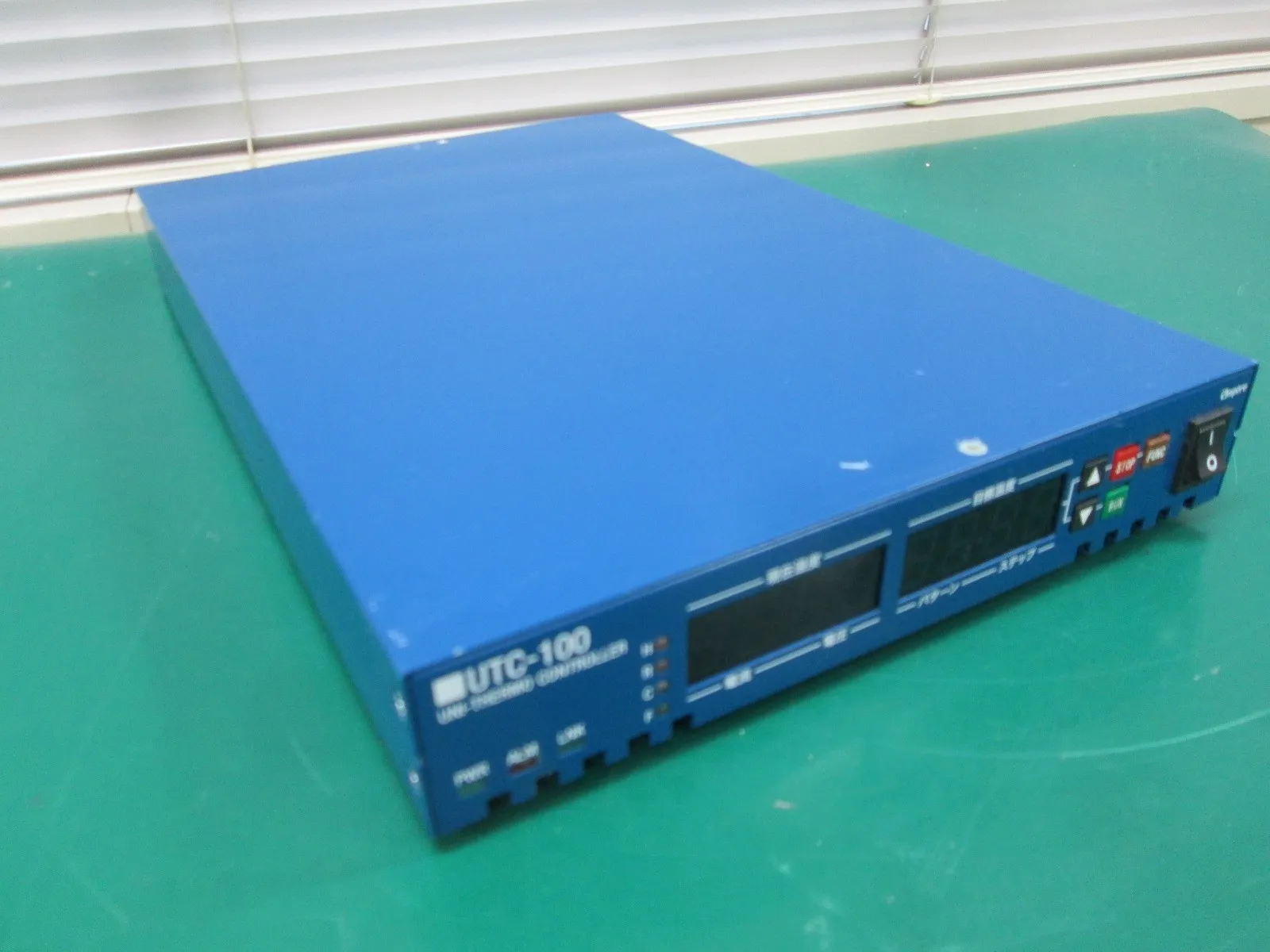암페르 UTC-100 온도 컨트롤러