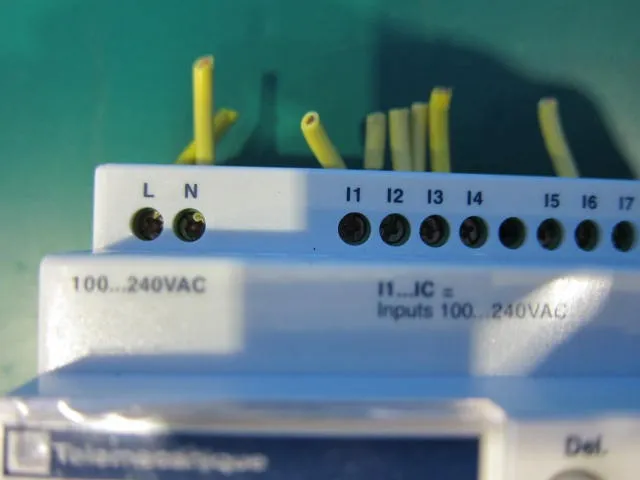 Schneider Electric SR1 A201FU Protection Module Detail Image - ASKINDEX Korea