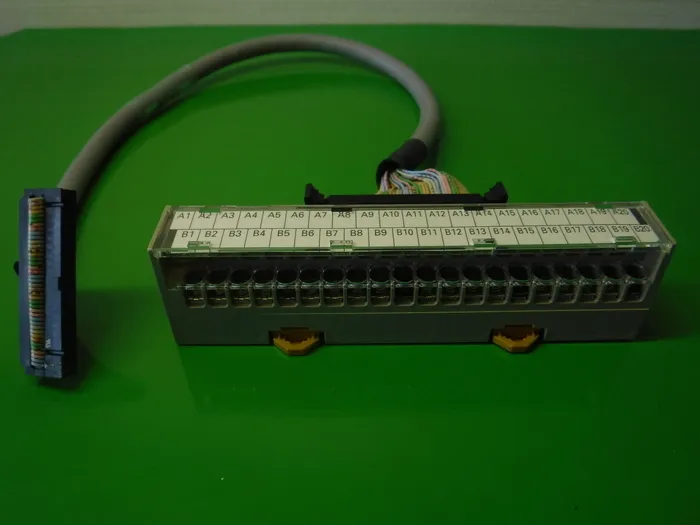 오므론 XW2D-40G6 시퀀서(PLC) 커넥터 단자대 변환 유닛 상세 이미지 - ASKINDEX 코리아