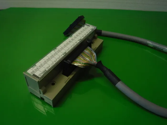 오므론 XW2D-40G6 시퀀서(PLC) 커넥터 단자대 변환 유닛 상세 이미지 - ASKINDEX 코리아