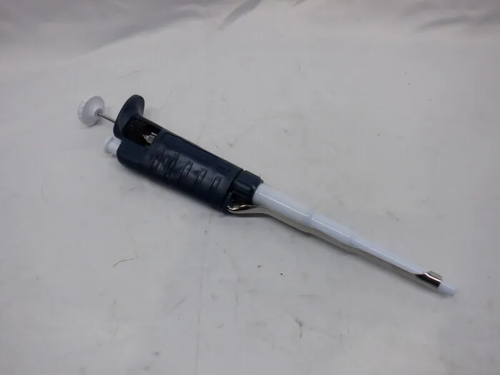 Gilson P1000 Micropipette Detail Image - ASKINDEX Korea