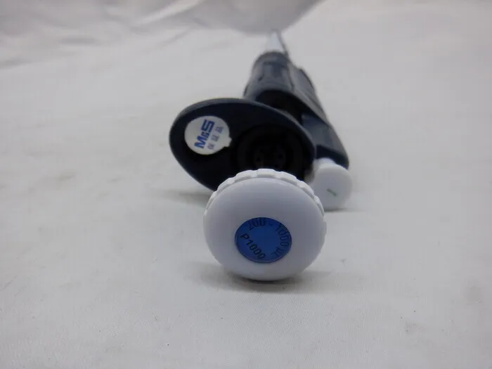 Gilson P1000 Micropipette Detail Image - ASKINDEX Korea