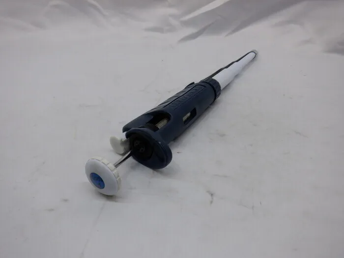 Gilson P1000 Micropipette Detail Image - ASKINDEX Korea