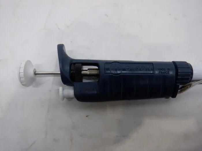 Gilson P1000 Micropipette Detail Image - ASKINDEX Korea