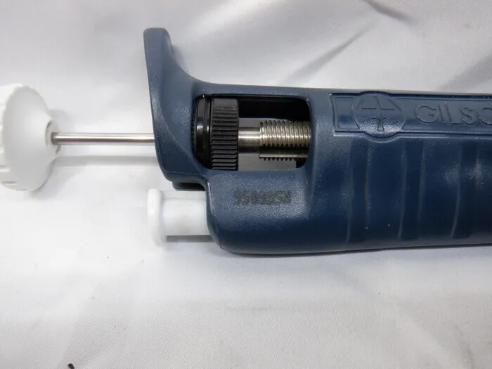 Gilson P1000 Micropipette Detail Image - ASKINDEX Korea