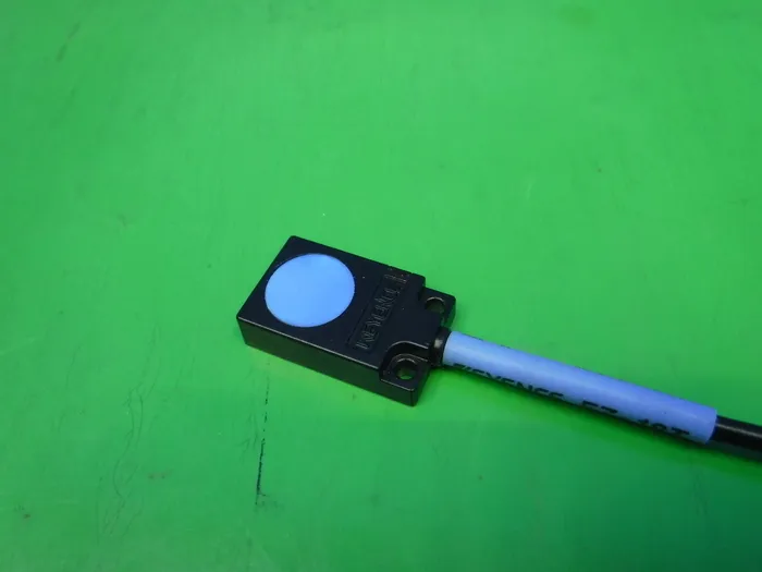 Keyence EZ-18T 3-wire proximity sensor Detail Image - ASKINDEX Korea