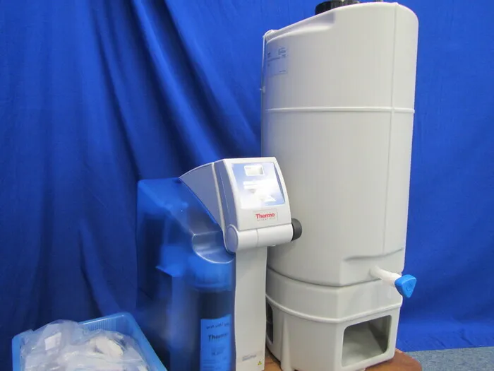 Thermo Scientific Smart2Pure12UV 순수 생산 장비