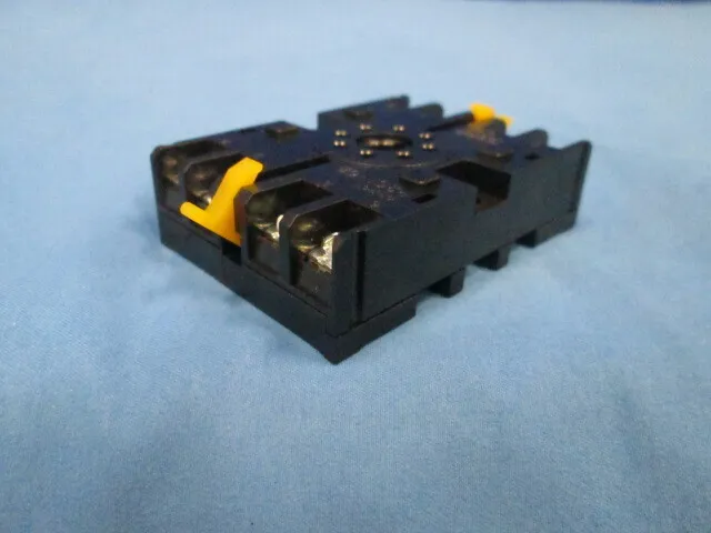 오므론 P2CF-08 표면 연결 소켓(8핀)