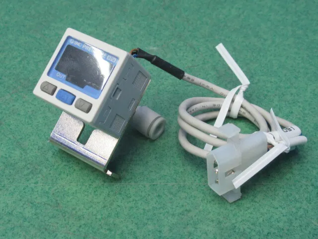 SMC ZSE-30-01-25-M 압력 스위치