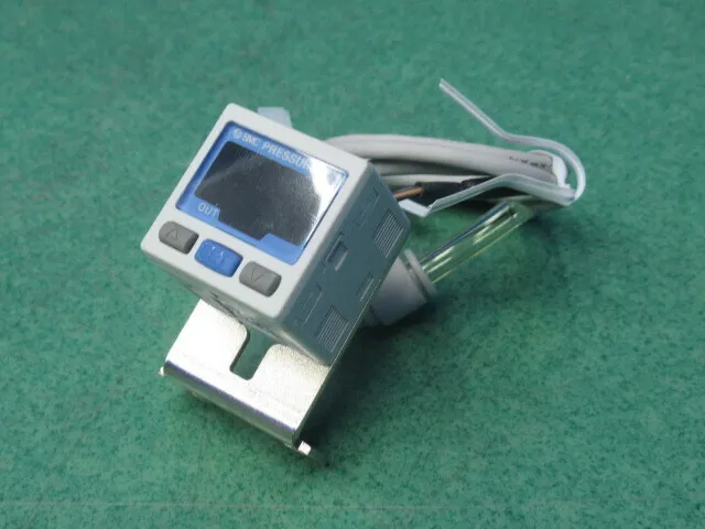 SMC ZSE-30-01-25-M 압력 스위치